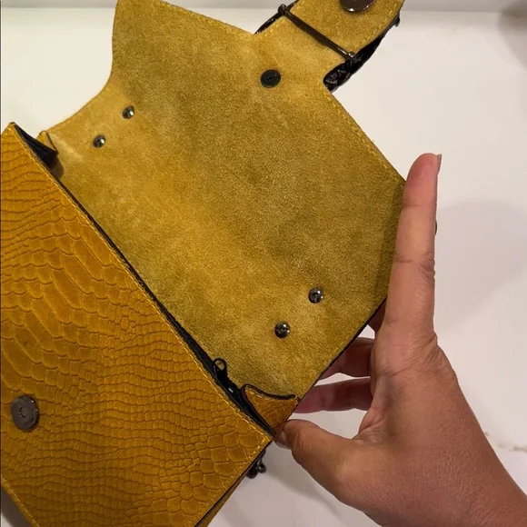 Elegant Mustard Yellow Snake-Embossed Women's Bag - Picture 7 of 7